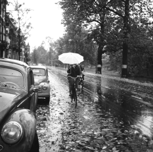 125573 Gezicht op de Maliesingel te Utrecht, tijdens regenachtig herfstweer.